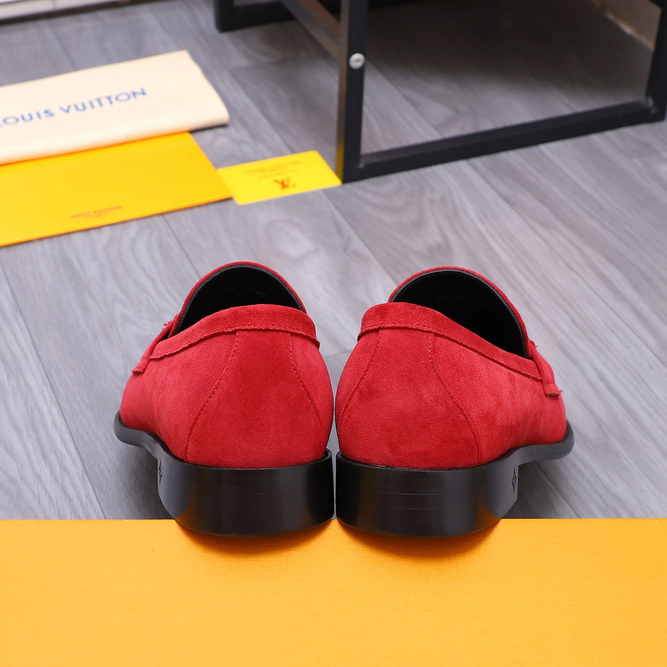 Men's shoes 💰660 Product trademark: LV [Louis Vuitton] business casual slip-on leather shoes, regular size. Size: 39-44 (38.45 custom-made, non-refundable) Product materials: Selected frosted cowhide upper, cowhide lining, original outsole